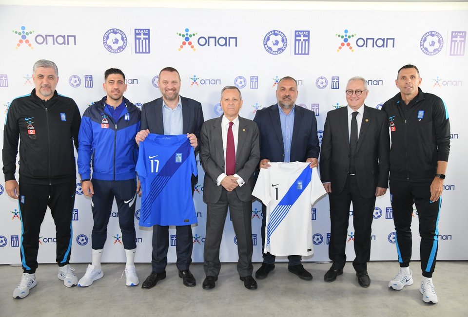  Κώστας Κωνσταντινίδης, Τεχνικός Διευθυντής των Εθνικών Ομάδων, Τάσος Μπακασέτας, αρχηγός της Εθνικής Ομάδας, Γιάννης Ρόκκας,&nbsp;Chief Marketing Officer&nbsp;του ΟΠΑΠ, Τάκης Μπαλτάκος, Πρόεδρος της Ελληνικής Ποδοσφαιρικής Ομοσπονδίας, Θανάσης Μπασδέκης,&nbsp;Head of Sponsorships&nbsp;του ΟΠΑΠ, Ιάκωβος Φιλιππούσης, Εκτελεστικός Διευθυντής της Ελληνικής Ποδοσφαιρικής Ομοσπονδίας, Γουστάβο Πογέτ, προπονητής της Εθνικής Ομάδας 