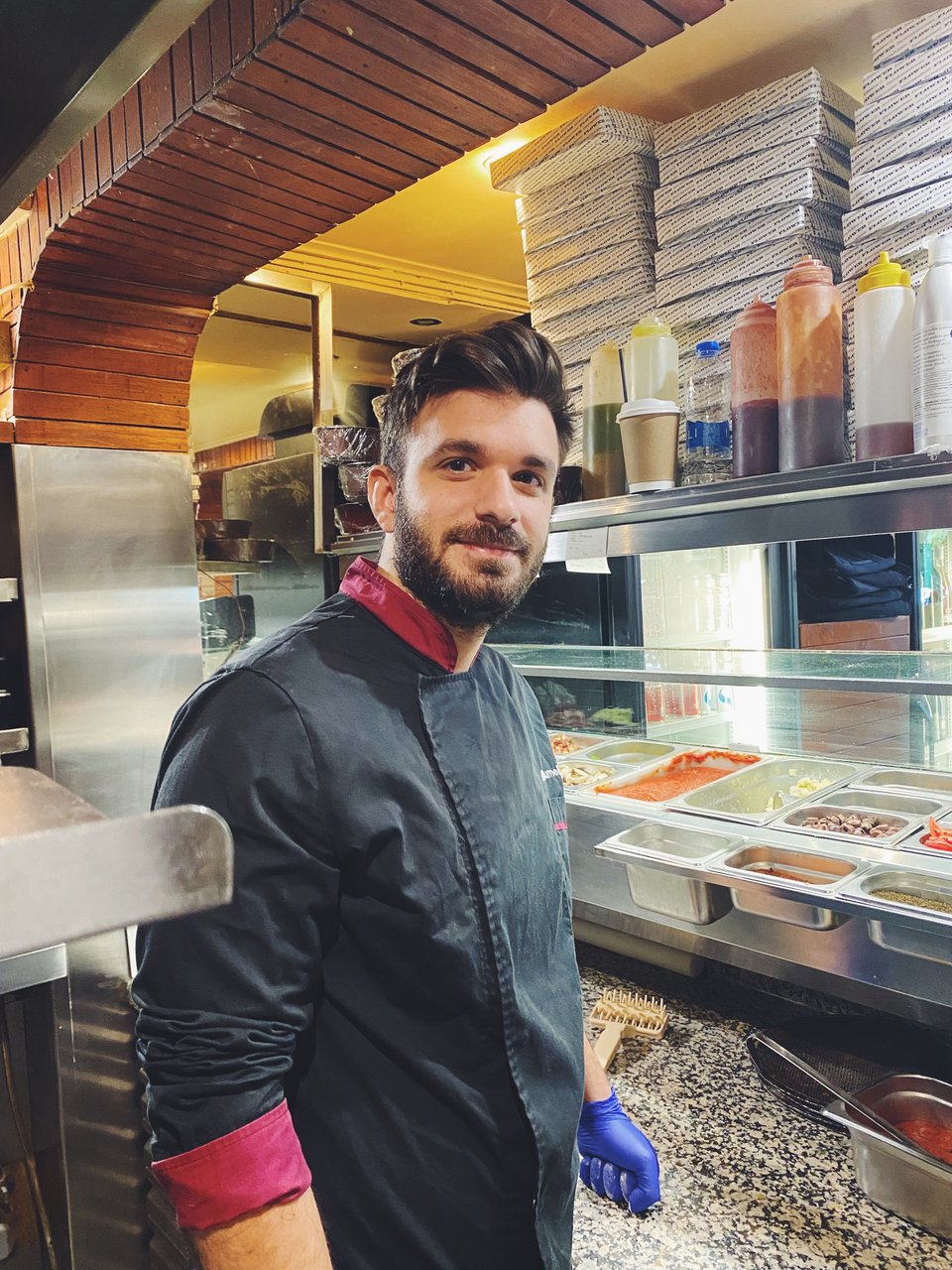 Ο σεφ του Flower Άγγελος Ρουμελιώτης υποδέχεται το iefimerida στην κουζίνα του. 