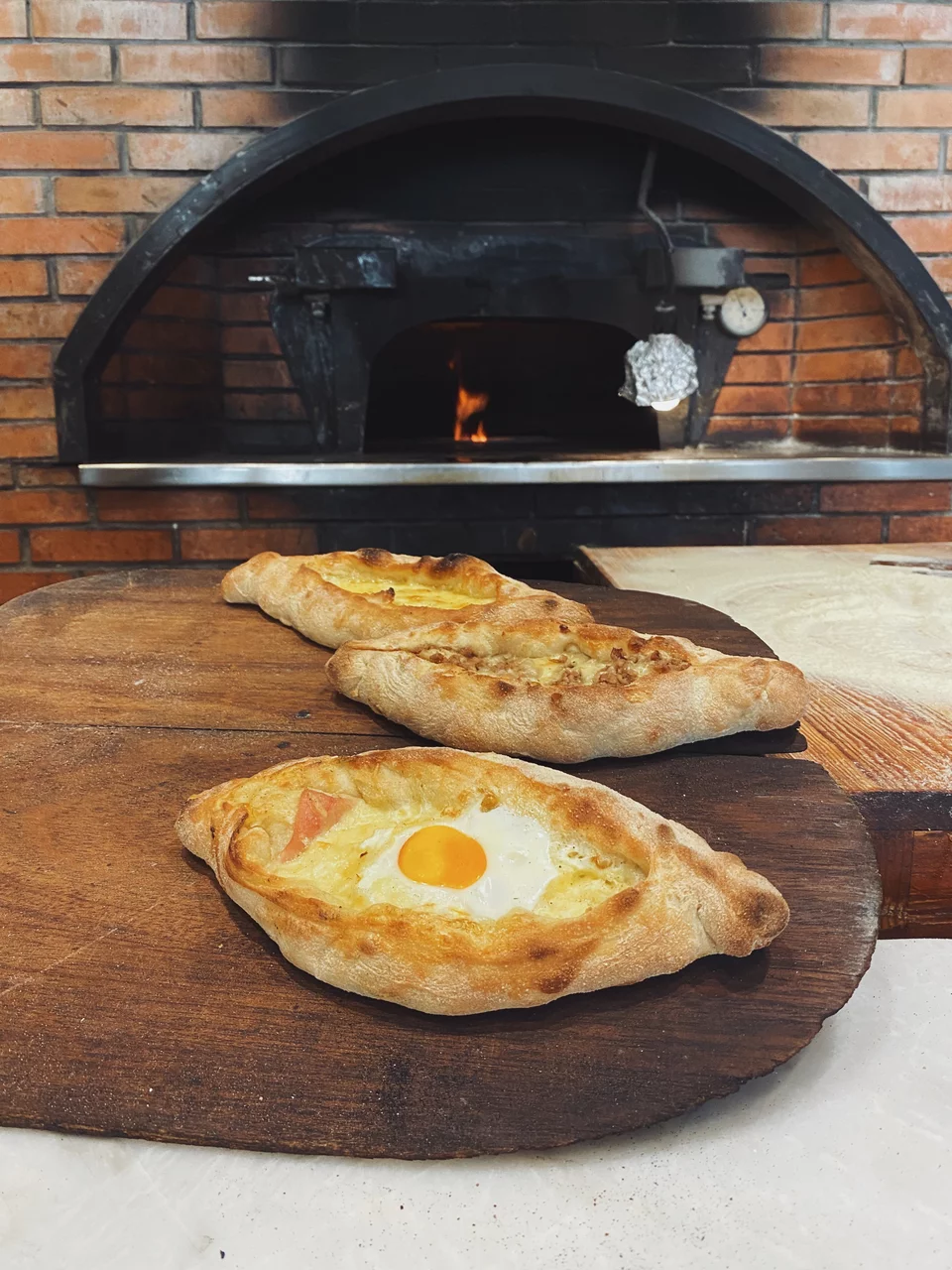 Τα καυτά πεϊνιρλί έτοιμα για κατανάλωση.