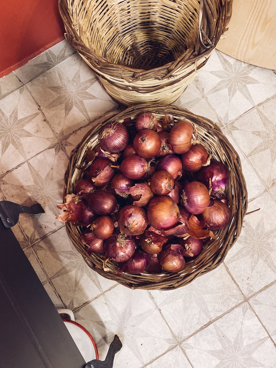 Καλάθια γεμάτα κρεμμύδια που χρησιμοποιούνται στο μαγείρεμα διακοσμούν τον χώρο πλάι στον πάγκο του ταμείου / Φωτογραφία: Μάνος Λειβαδάρος/iefimerida