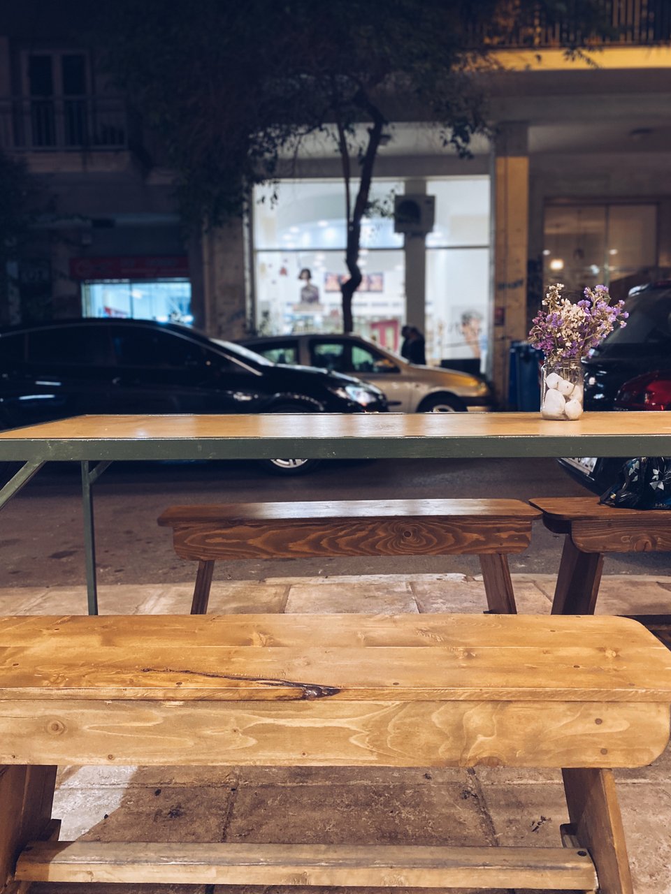 Η αισθητική της «Λόντζας» σε οδηγεί σε έναν παλιό κόσμο, ακόμα κι αν βρίσκεσαι στην καρδιά της Χαριλάου Τρικούπη στο κέντρο της Αθήνας / Φωτογραφία: Μάνος Λειβαδάρος/iefimerida