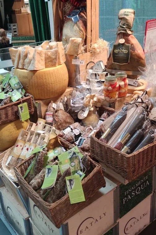 Στα πιο ωραία μπακάλικα του Μιλάνο ο σεφ Βασίλης Παπικινός βρίσκει γκουρμέ θησαυρούς / Φωτογραφία: Βασίλης Παπικινός