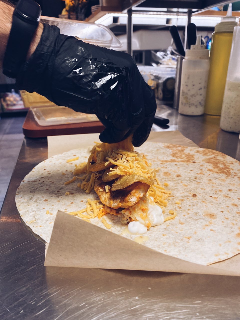 Ένα wrap την ώρα που ετοιμάζεται στην κουζίνα του Gaby. 