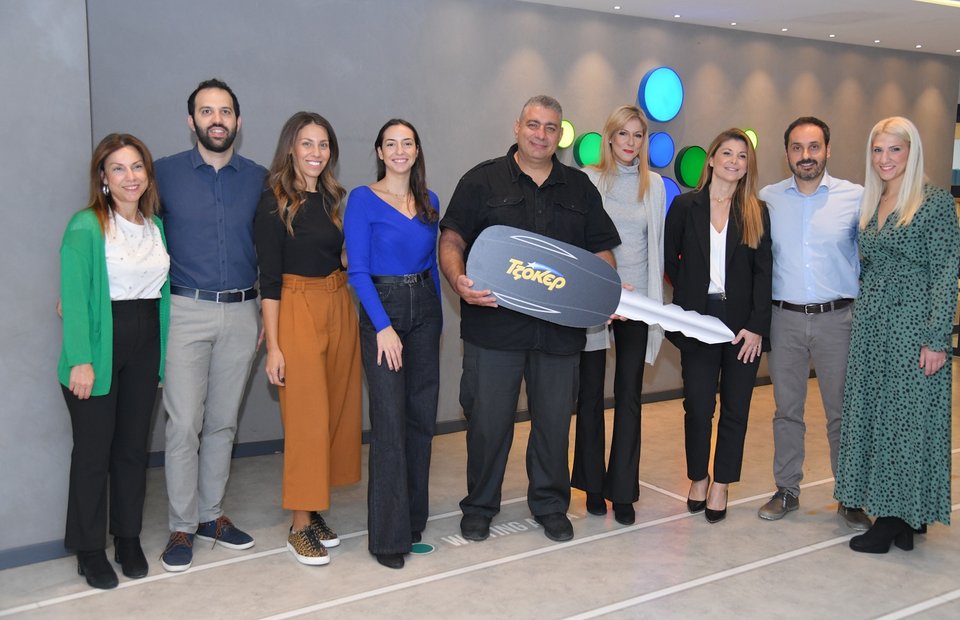 Γρηγόρης Σ., μεγάλος νικητής της δεύτερης κλήρωσης του διαγωνισμού «25 Χρόνια ΤΖΟΚΕΡ», με την oμάδα του ΟΠΑΠ 