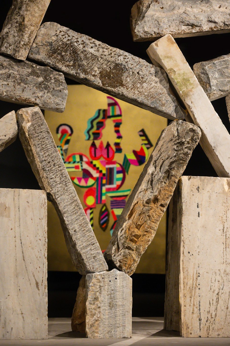 Μια Μαντόνα διακρίνεται μέσα από το τρίγωνο στο κέντρο του Punkthenon / Πηνελόπη Γερασίμου