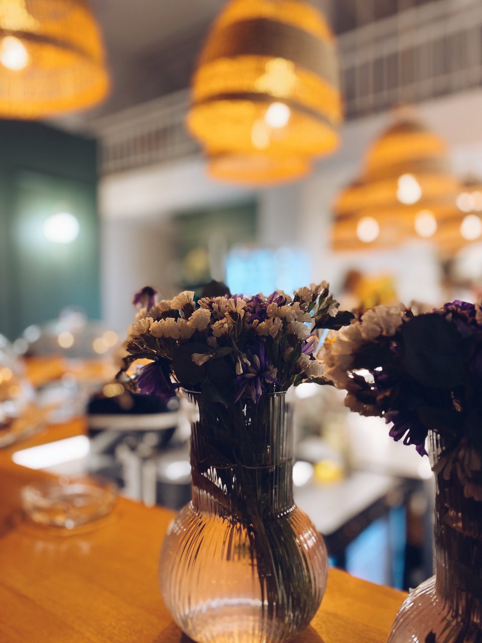 Tα βάζα είναι κάθε μέρα γεμάτα με λουλούδια. 