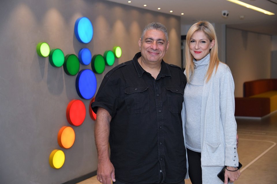 Γρηγόρης Σ., μεγάλος νικητής της δεύτερης κλήρωσης του διαγωνισμού «25 Χρόνια ΤΖΟΚΕΡ», με την oμάδα του ΟΠΑΠ 