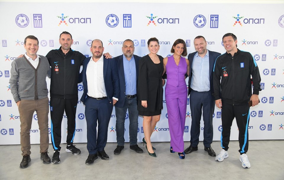 Μιχάλης Τσαπίδης, Press Officer της Ελληνικής Ποδοσφαιρικής Ομοσπονδίας, Θεοφάνης Κατεργιαννάκης, Προπονητής Τερματοφυλάκων Εθνικής Ανδρών, Μπάμπης Παπαδόπουλος, Marketing Manager της Ελληνικής Ποδοσφαιρικής Ομοσπονδίας, Θανάσης Μπασδέκης, Head of Sponsorships του ΟΠΑΠ, Μαρία Γκούμα, Marketing &amp; Commercial Director της Ελληνικής Ποδοσφαιρικής Ομοσπονδίας, Χριστίνα Βραχάλη, Γιάννης Ρόκκας, Chief Marketing Officer του ΟΠΑΠ, Τάκης Φύσσας, Αθλητικός Διευθυντής Εθνικής Ομάδας Ανδρών 