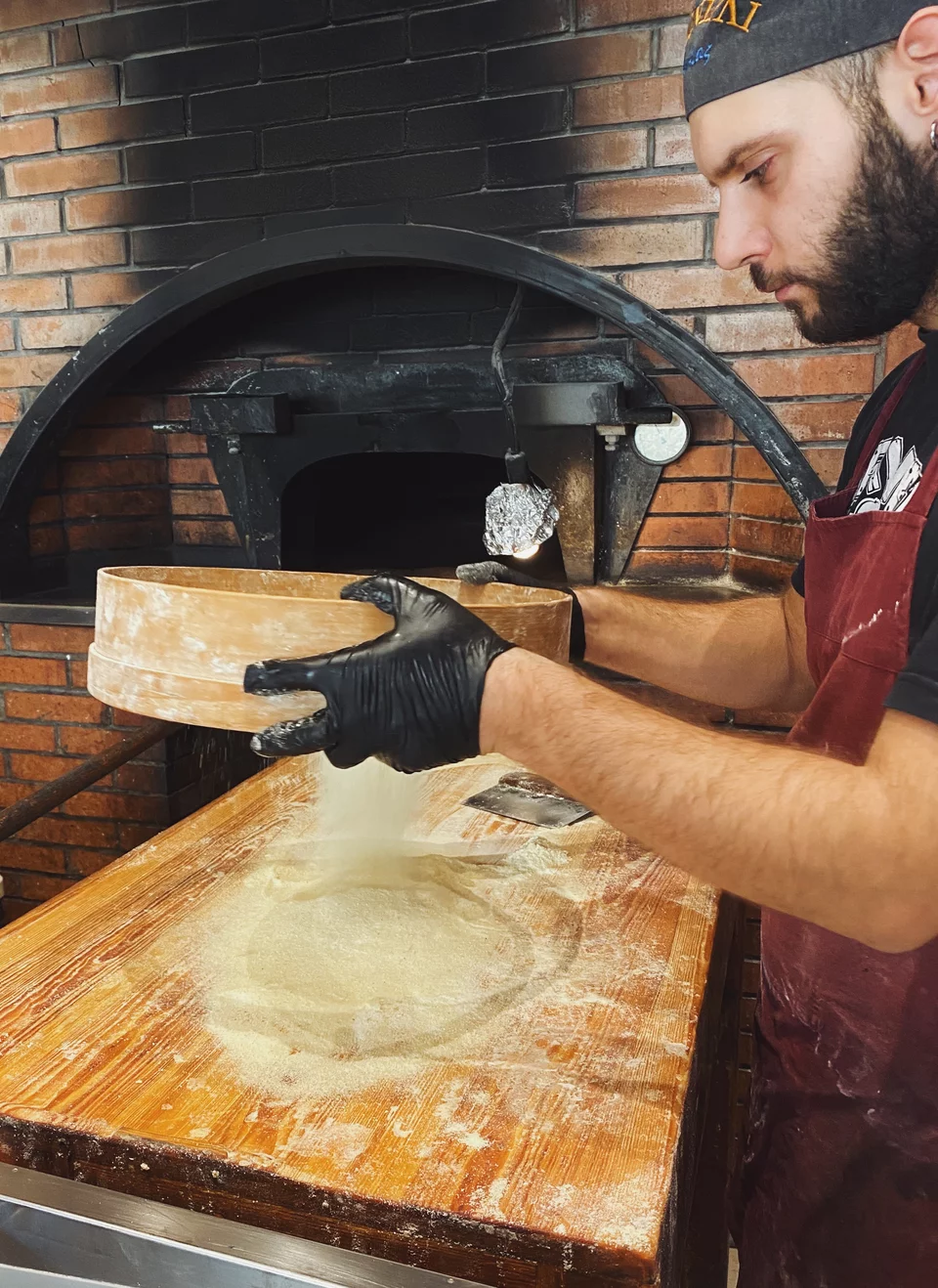 Το αλεύρι περνάει από κόσκινο.