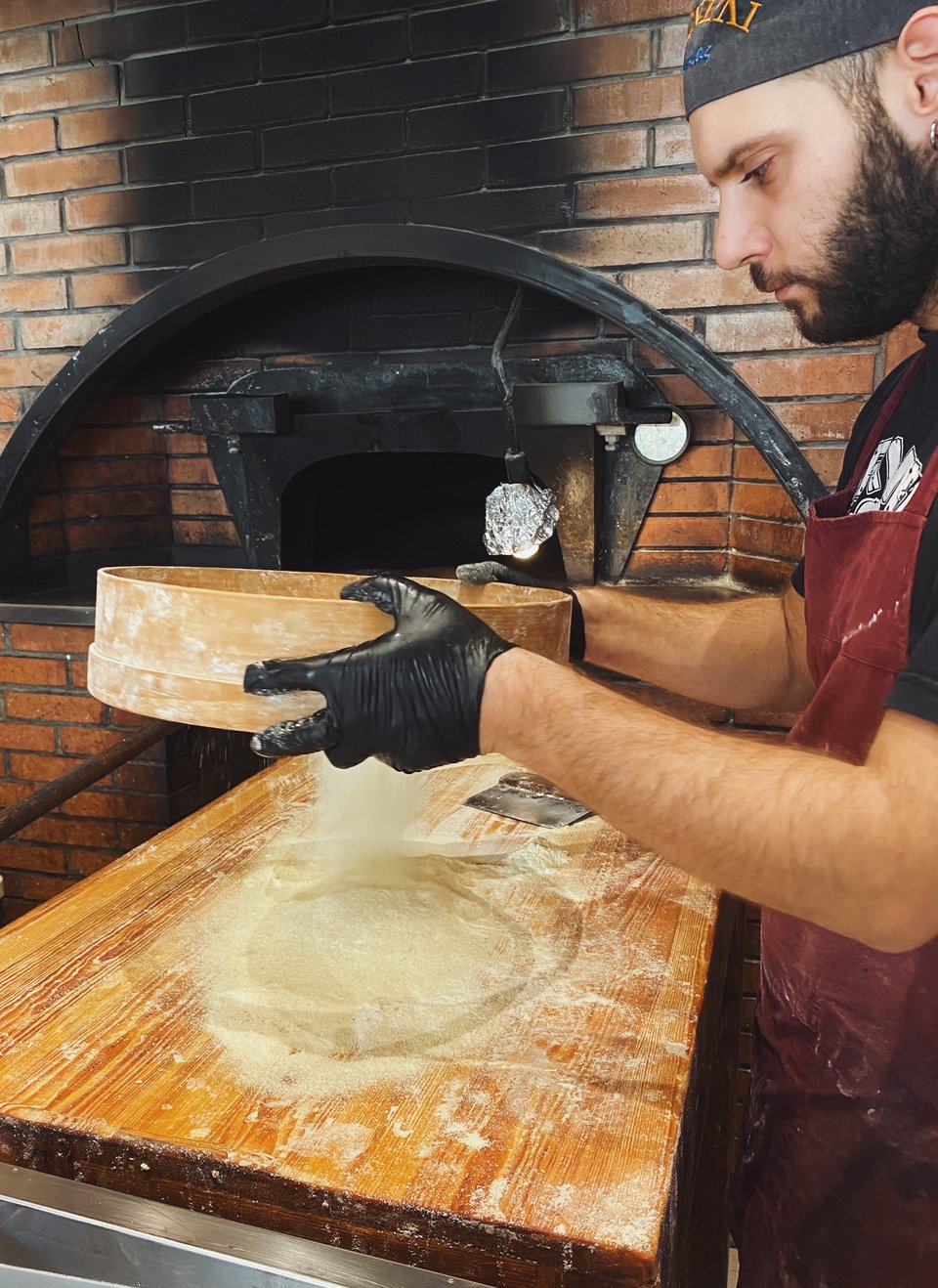 Το αλεύρι περνάει από κόσκινο. 