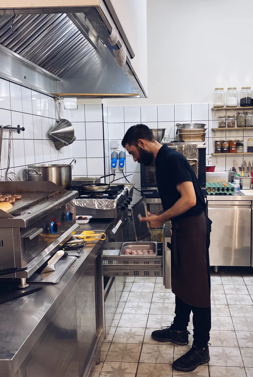 Ο Αλέξανδρος Κωτσαλάς στην κουζίνα της «Λόντζας» / Φωτογραφία: Μάνος Λειβαδάρος/iefimerida