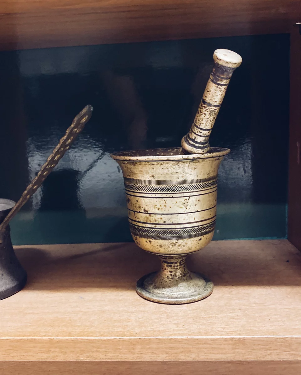 Αντικείμενα από την κουζίνα της γιαγιάς του Σπύρου Χατζηαγγελάκη στις Καστανιές του Έβρου βρίσκονται σε κάθε γωνιά της «Λόντζας» / Φωτογραφία: Μάνος Λειβαδάρος/iefimerida