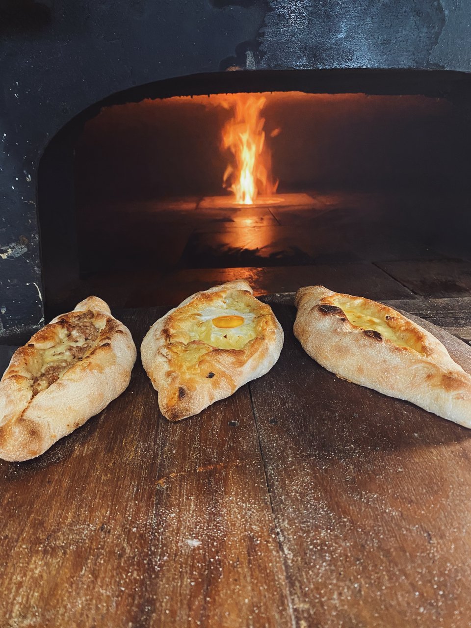 Τα πεϊνιρλί ψήνονται σε αυθεντικό ξυλόφουρνο όπως τον 19ο αιώνα στην Ιωνία της Μικράς Ασίας.  