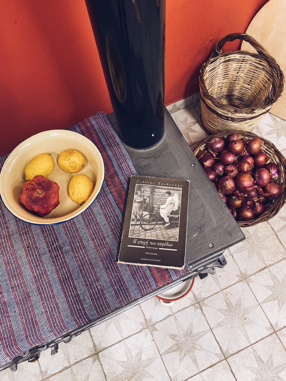 Ρόδια, λεμόνια, βιβλία... Στιγμές του χωριού πάνω στη μασίνα / Φωτογραφία: Μάνος Λειβαδάρος/iefimerida