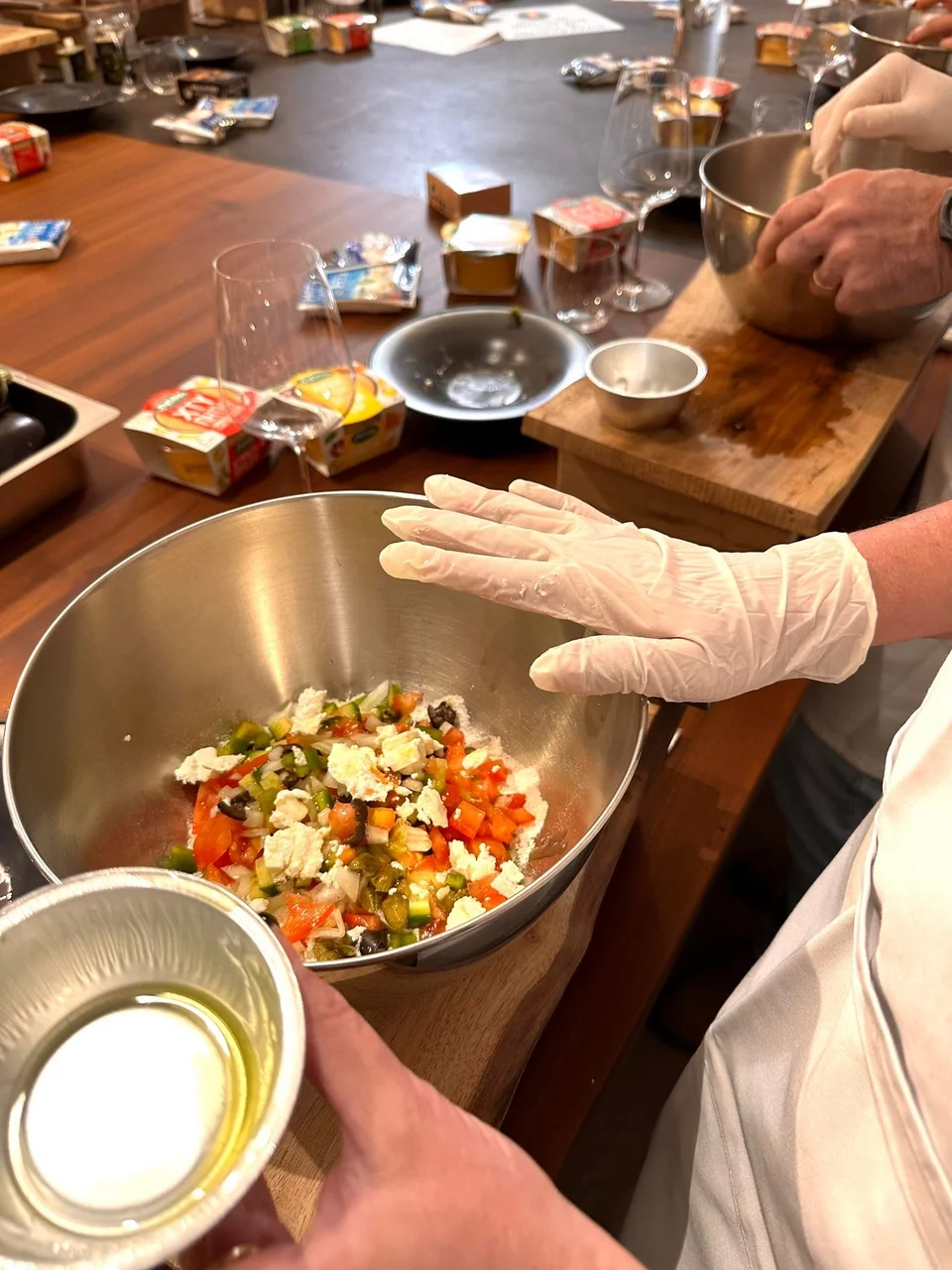 Το μείγμα για τη χωριάτικη σαλάτα που θα απλωθεί πάνω στη φοκάτσια