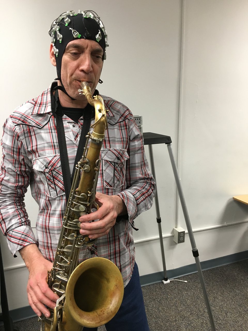 O διεθνούς φήμης σαξοφωνίστας Δημήτρης Βασιλάκης παίζει τζαζ συνδεδεμένος με καλώδια