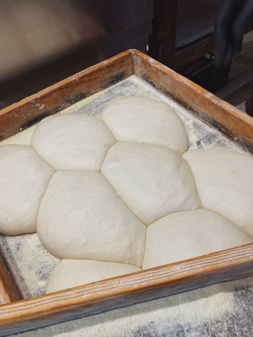 Από τη μεγάλη ζύμη δημιουργούνται μικρά αφράτα μπαλάκια. 