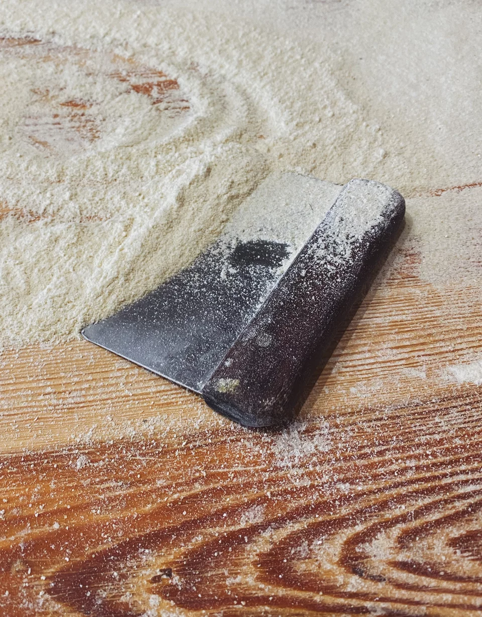 Στον ξύλινο πάγκο εργασίας υπάρχει μόνο μία σπάτουλα.