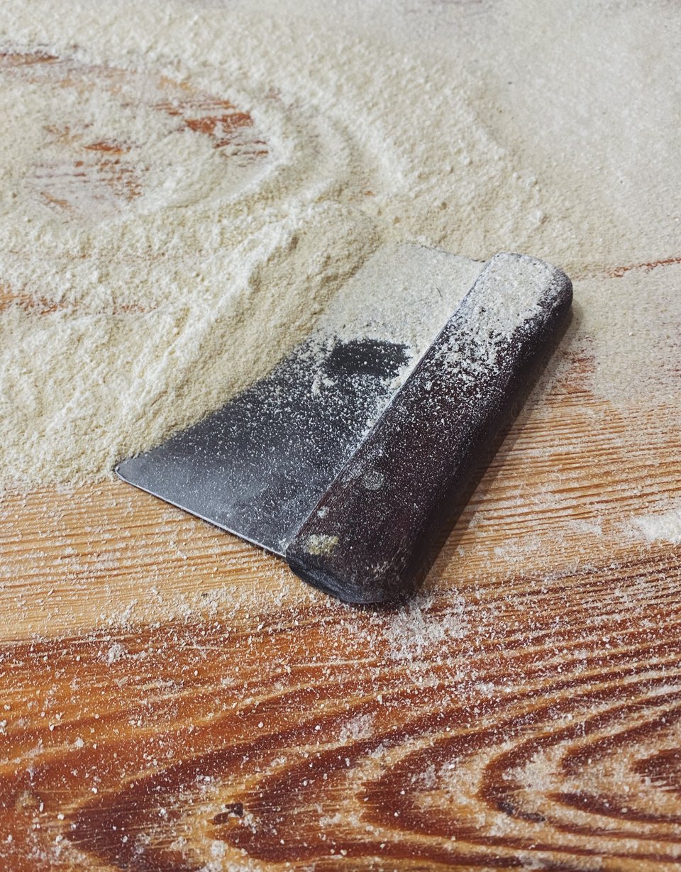 Στον ξύλινο πάγκο εργασίας υπάρχει μόνο μία σπάτουλα. 