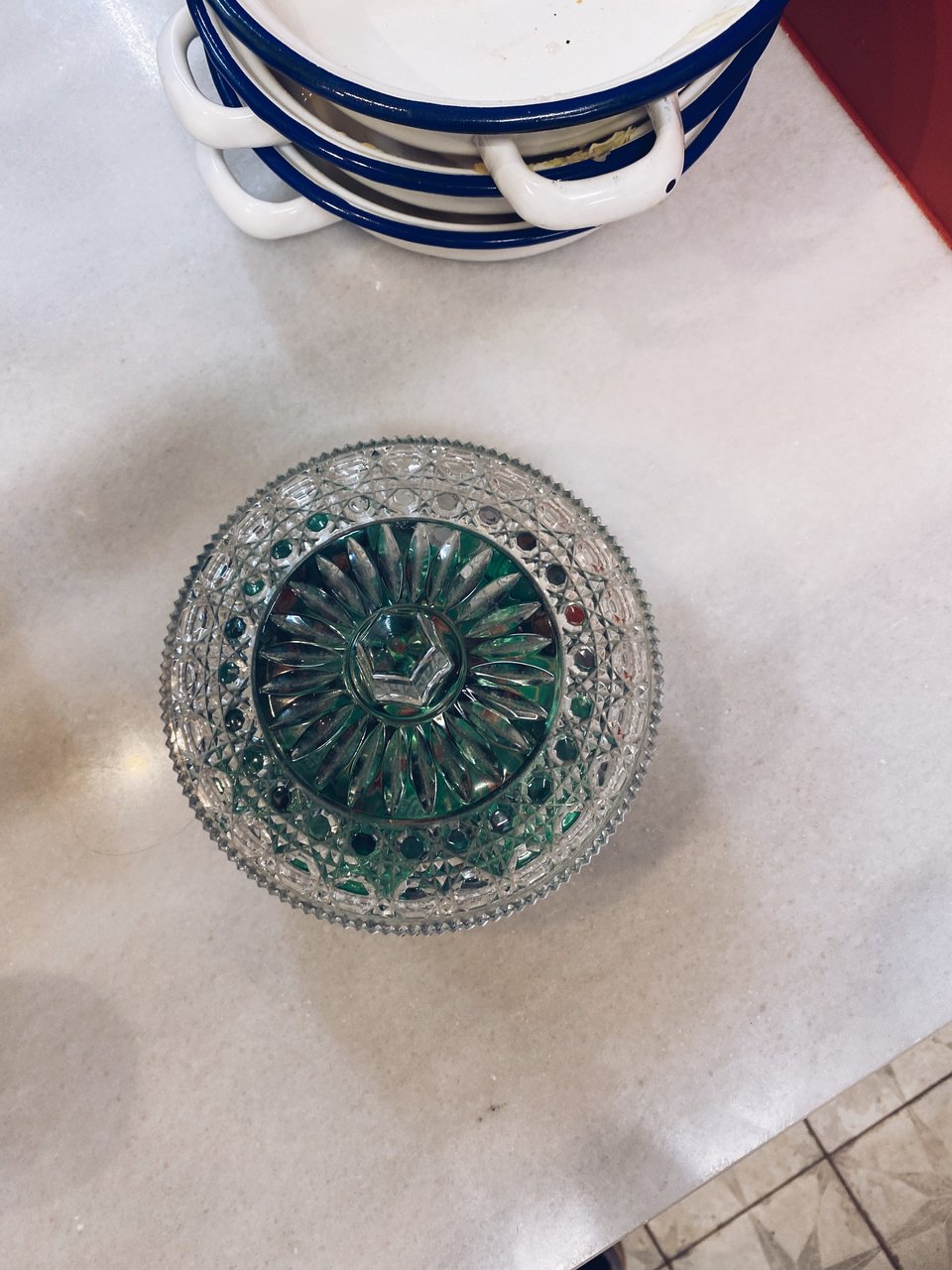 Η κρυστάλλινη φοντανιέρα της γιαγιάς με τα σοκολατάκια δεν θα μπορούσε να λείπει από τη «Λόντζα της γειτονιάς» / Φωτογραφία: Μάνος Λειβαδάρος/iefimerida