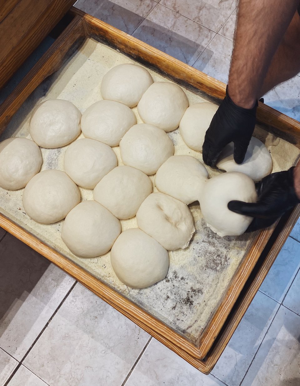 Η ζύμη περιμένει ζυμωμένη σε έτοιμα μπαλάκια για να πάρει το σχήμα του πεϊνιρλί. 