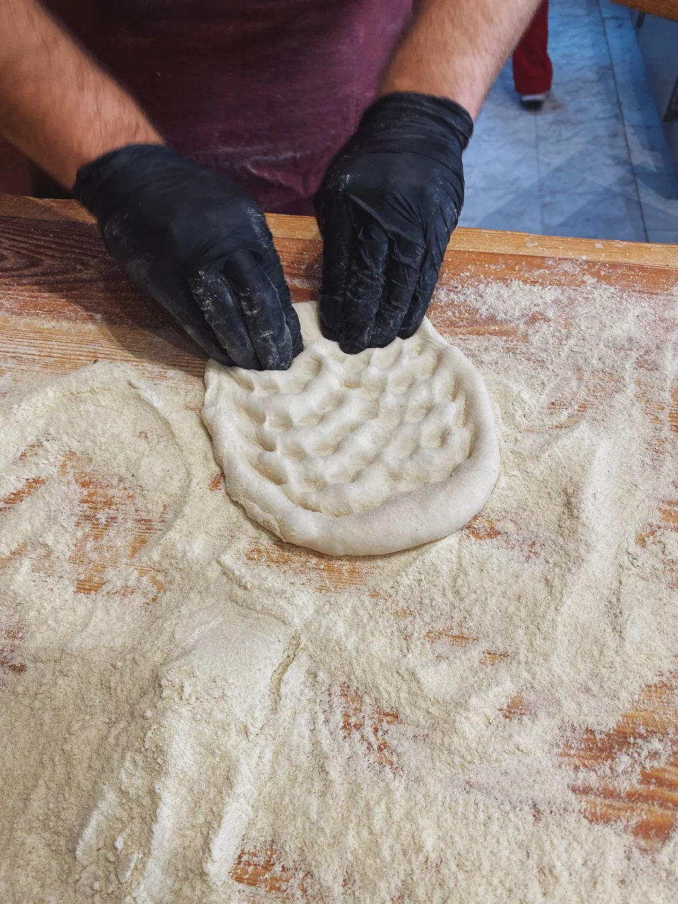 Μικρές πιέσεις με το δάχτυλο πάνω στη ζύμη.