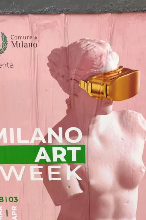 Το Μιλάνο είναι η πρωτεύουσα του ντιζάιν σε όλο τον κόσμο. Τέχνη και ντιζάιν πρωταγωνιστούν σε κάθε γωνιά, ακόμα και στις αφίσες του δρόμου / Φωτογραφία: Βασίλης Παπικινός