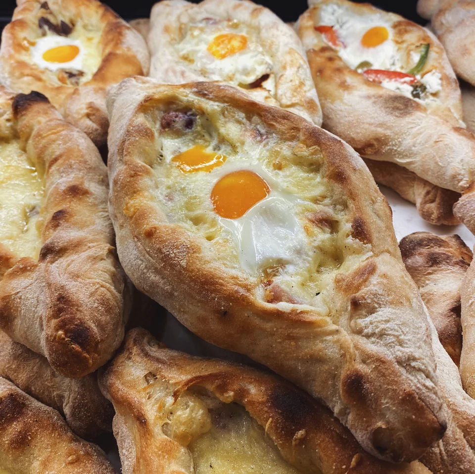 Τα λαχταριστά πεϊνιρλί της Ιωνίας που τις ώρες αιχμής δημιουργούν ακόμα και ουρές στην Πανόρμου.