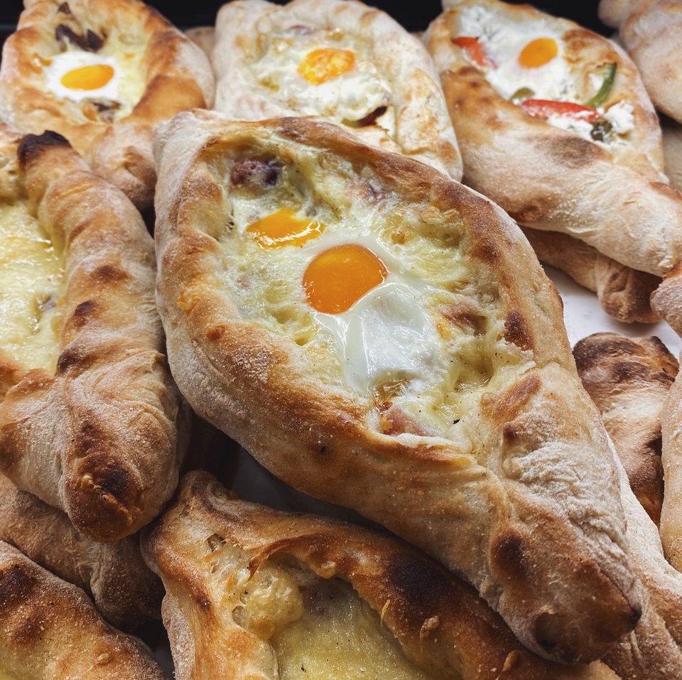 Τα λαχταριστά πεϊνιρλί της Ιωνίας που τις ώρες αιχμής δημιουργούν ακόμα και ουρές στην Πανόρμου. 