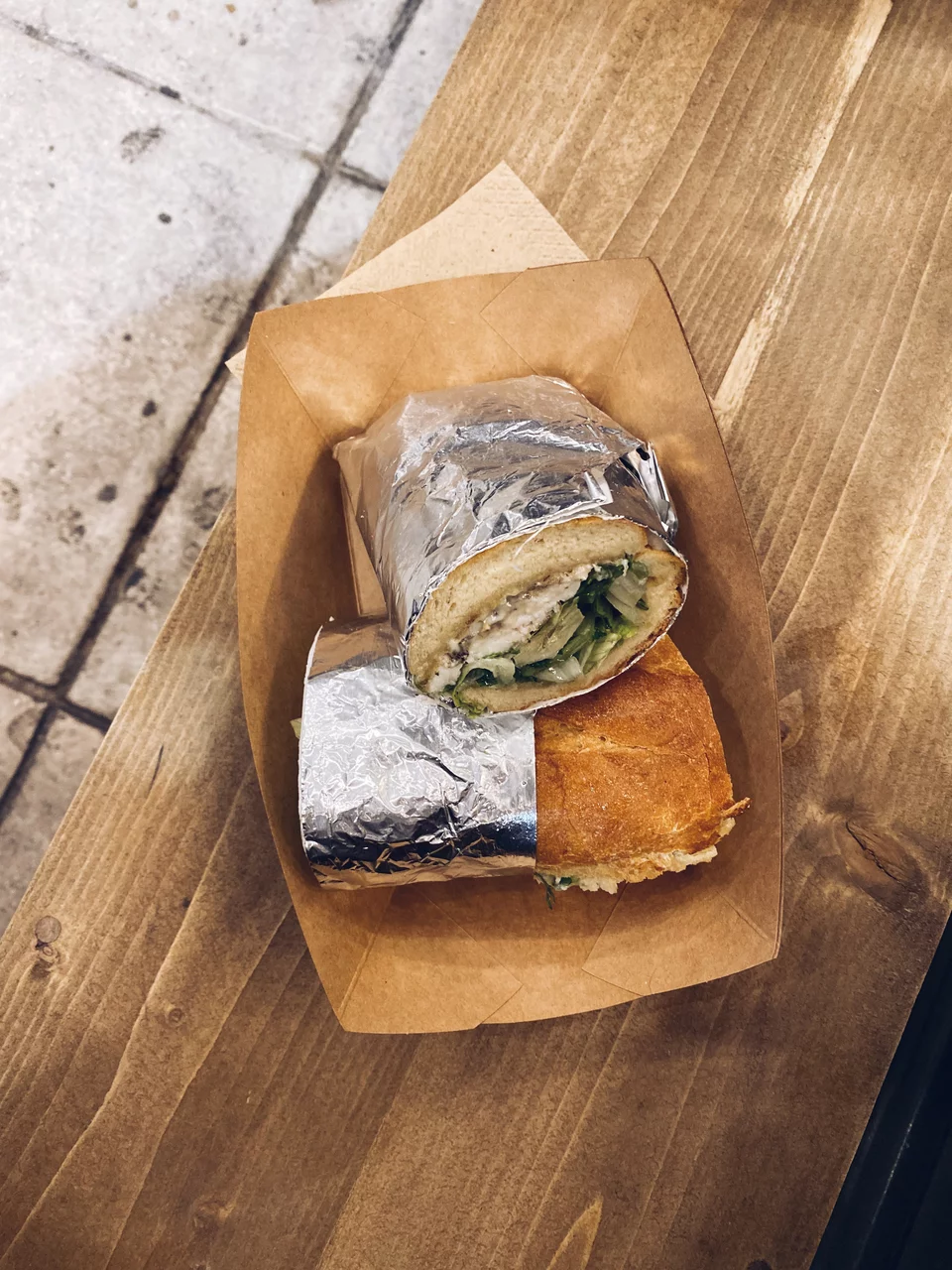 Πολίτικο σάντουιτς Balik Ekmek με φιλέτο λαβράκι / Φωτογραφία: Μάνος Λειβαδάρος/iefimerida