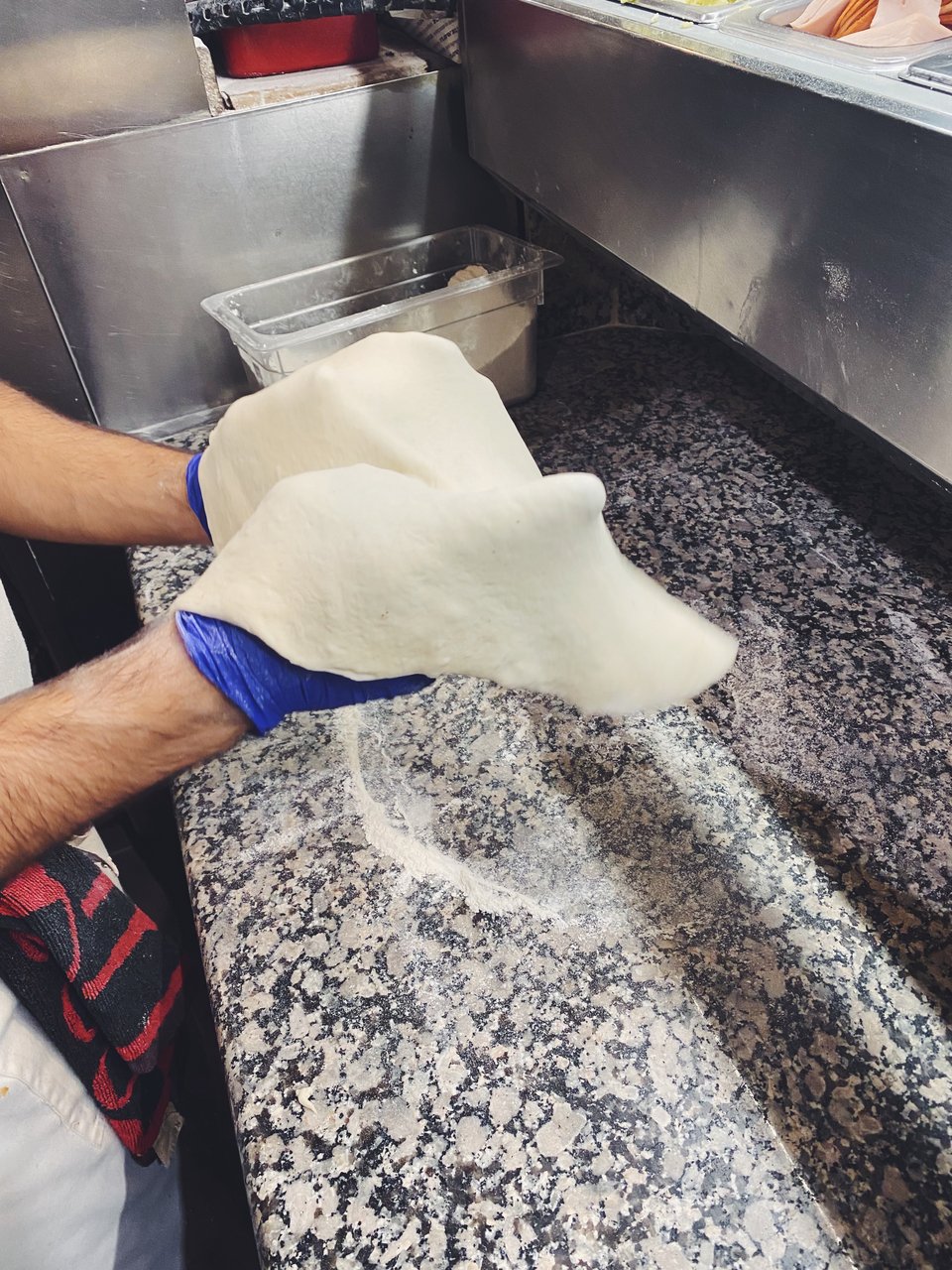 Η ζύμη πλάθεται με τα δάχτυλα στον αέρα. 