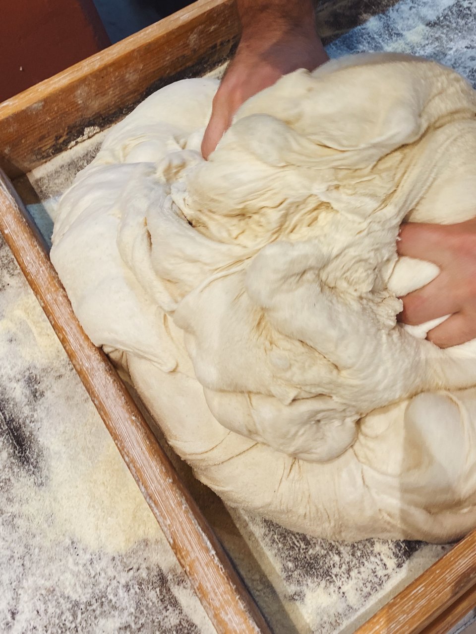 Το ζύμωμα του ζυμαριού. 