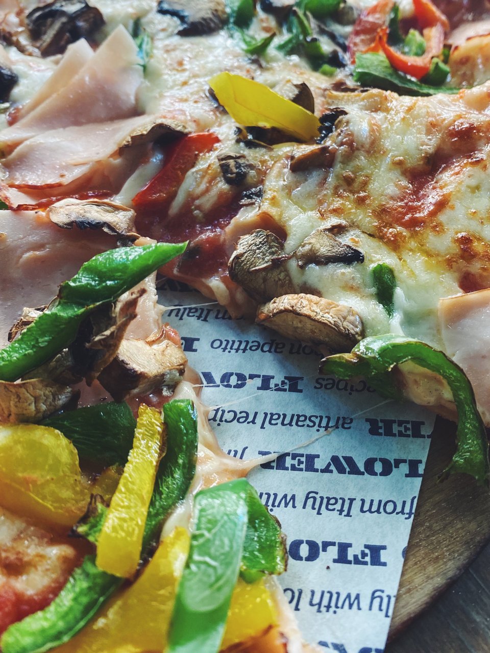 Δέκα λεπτά μετά απολαμβάνουμε την πίτσα που ψήσαμε, μαζί με τον σεφ Άγγελο Ρουμελιώτη. 