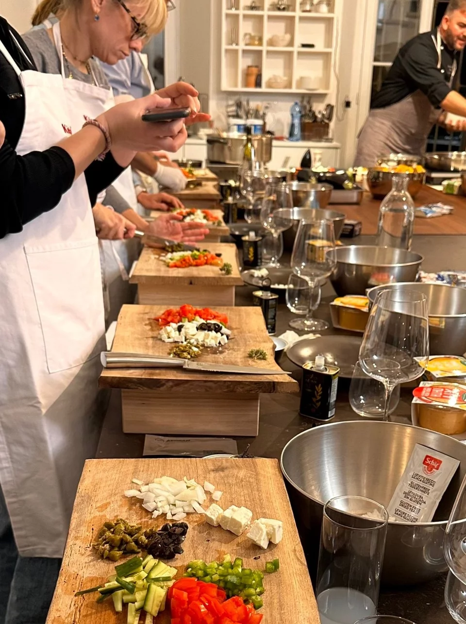 Oι Ιταλοί foodies ακολουθούν τις οδηγίες του σεφ Βασίλη Παπικινού για να φτιάξουν focaccia di insalata greca - ελληνική χωριάτικη σαλάτα πάνω σε τραγανή ιταλική φοκάτσια.