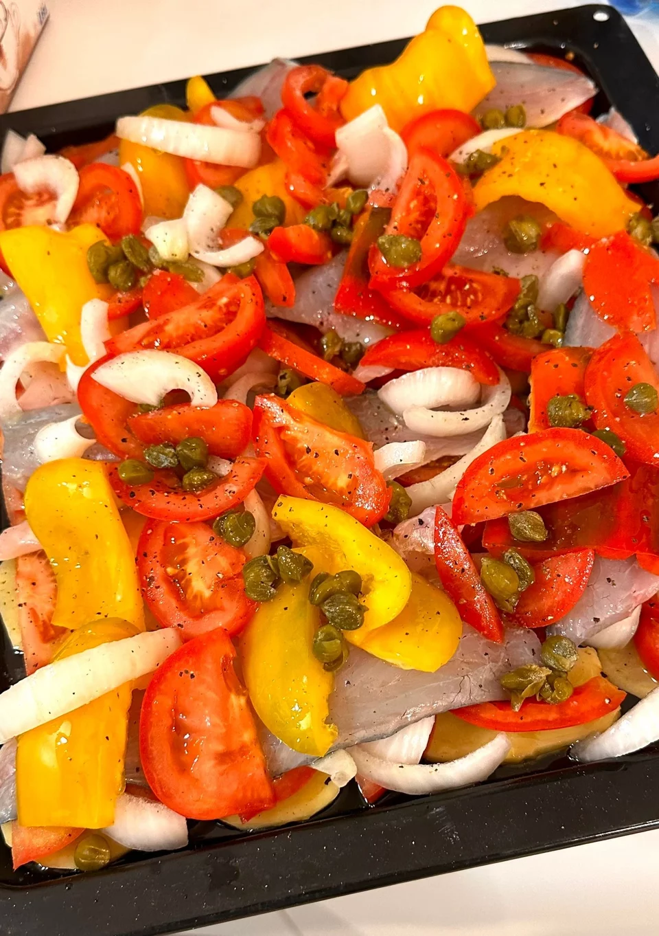 H κυκλαδίτικη εκδοχή της χωριάτικης σαλάτας που έδειξε στους Ιταλούς ο Βασίλης Παπικινός