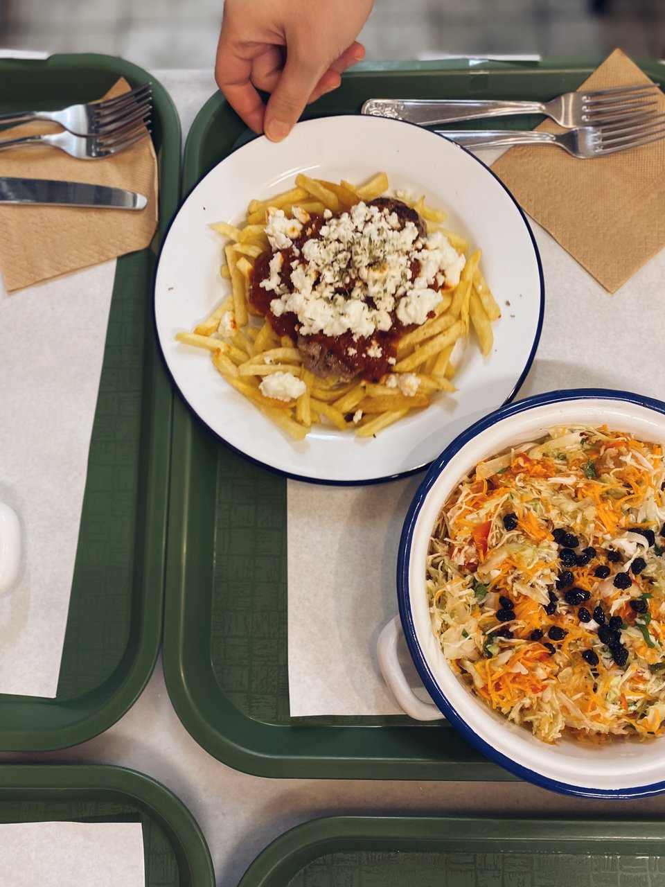 Οι δίσκοι στον πάγκο ετοιμάζονται για τους πελάτες. Το ταχυφαγείο λειτουργεί με self service / Φωτογραφία: Μάνος Λειβαδάρος/iefimerida