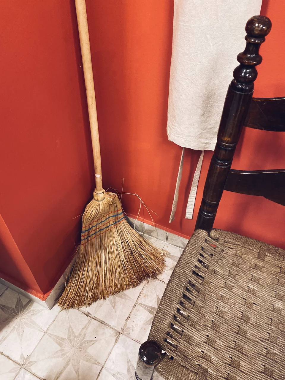 Σε μια γωνιά μια παραδοσιακή ψάθινη σκούπα του χωριού δίνει τον ρυθμό μιας νοσταλγικής διακόσμησης που μοιάζει με θεατρικό σκηνικό / Φωτογραφία: Μάνος Λειβαδάρος/iefimerida