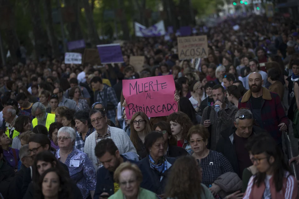«Θάνατος στην πατριαρχία», γράφει το πλακάτ σε διαδήλωση για τις γυναικοκτονίες στην Ισπανία - Φωτογραφία: AP Images