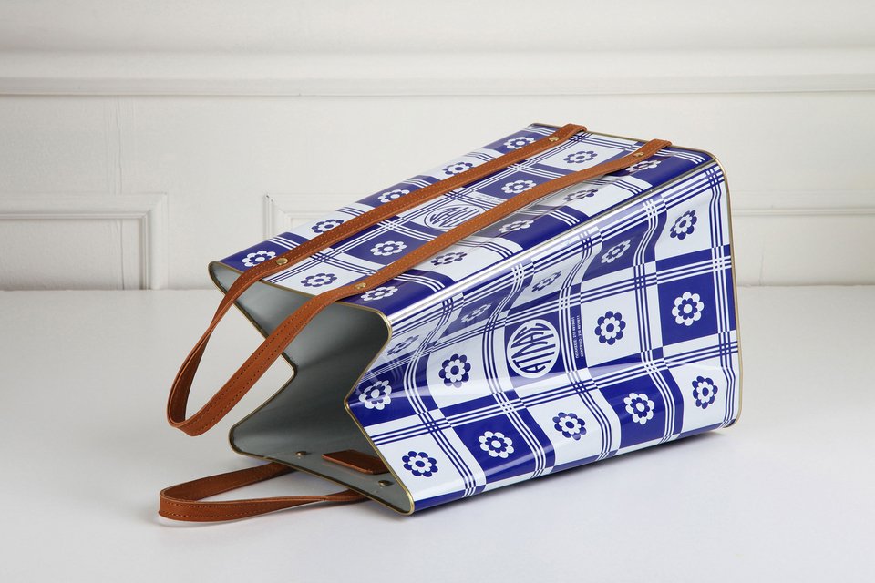 Η τσάντα Atlas Shopper του brand STUDIOLAV, φτιαγμένη σαν τενεκές της φέτας / Φωτογραφία: studiolav.com