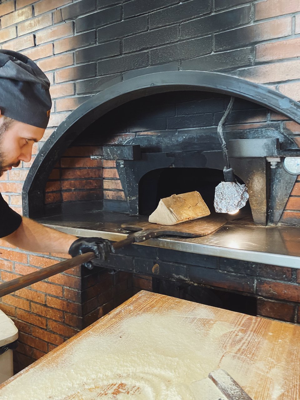 Η φωτιά τροφοδοτείται συνέχεια με ξύλα. 