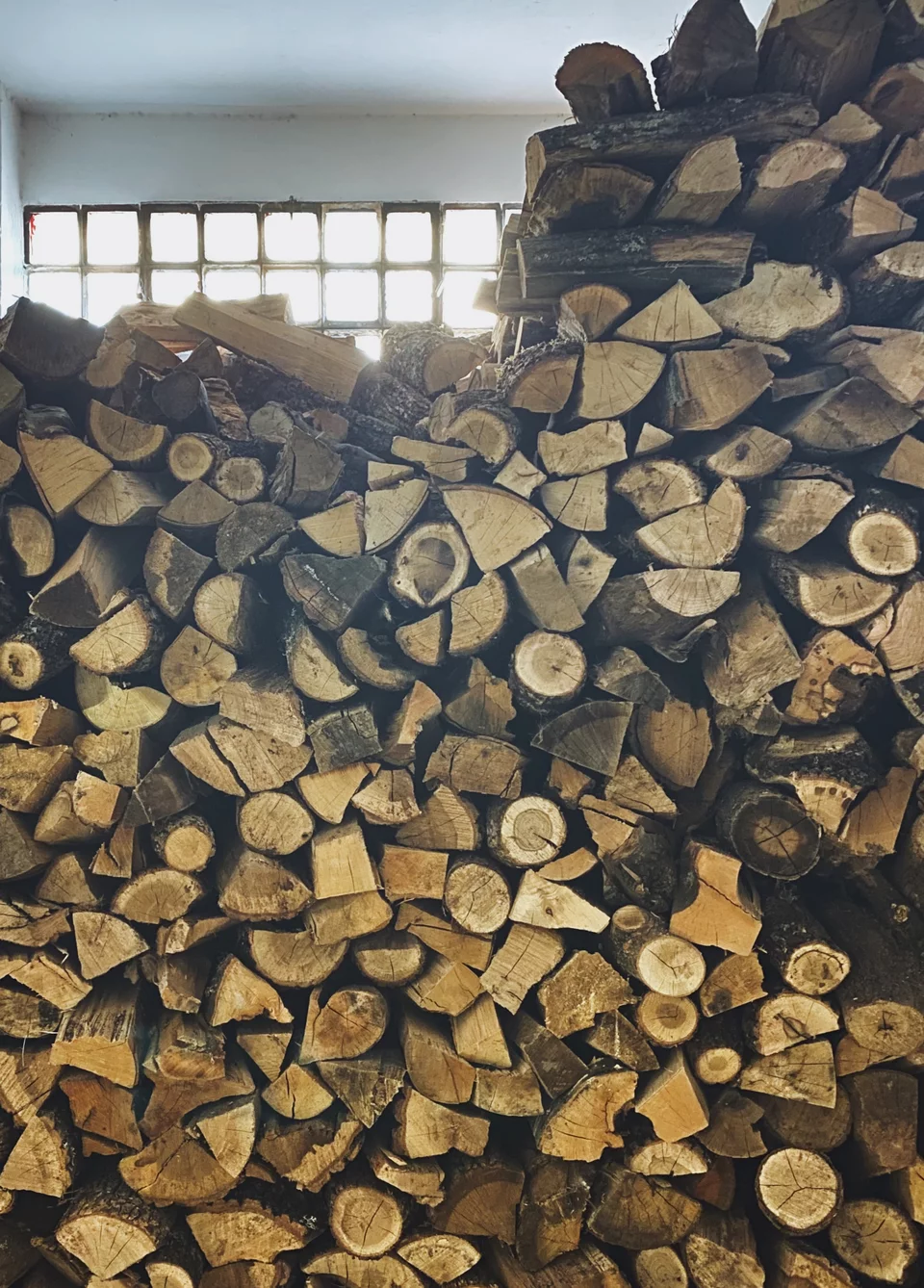 Στο υπόγειο υπάρχει αφθονία σε ξύλα που τροφοδοτούν τον ξυλόφουρνο.