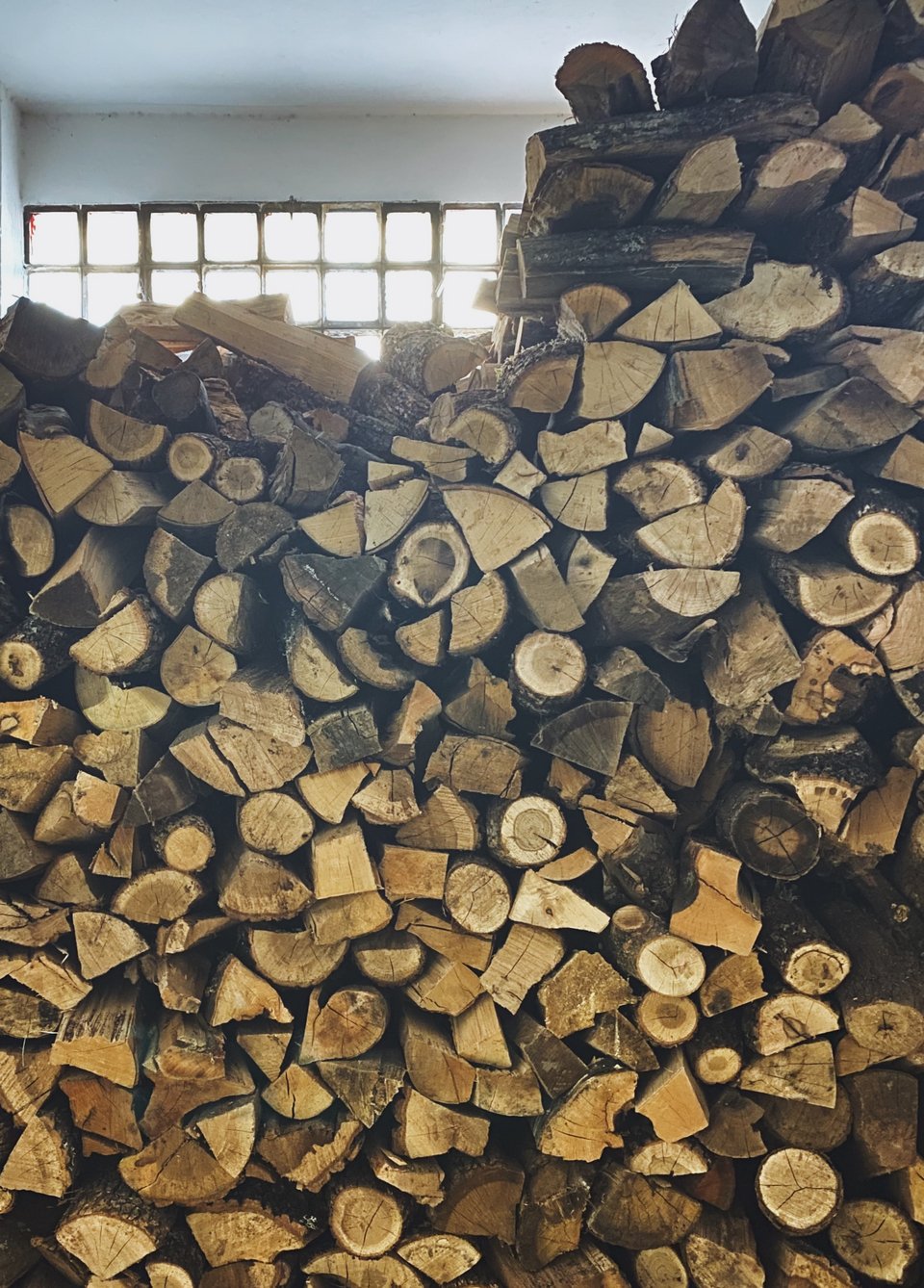 Στο υπόγειο υπάρχει αφθονία σε ξύλα που τροφοδοτούν τον ξυλόφουρνο.