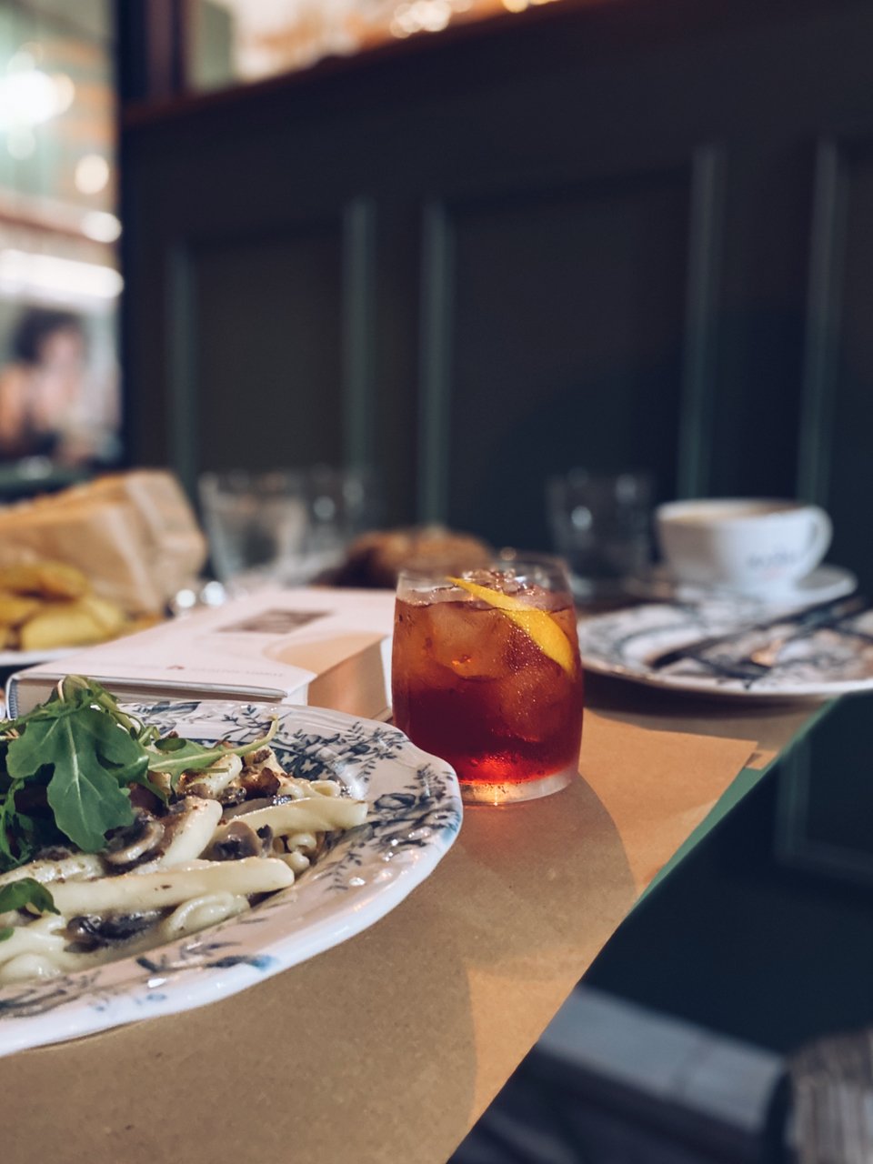 Καφές και νεγκρόνι σε ένα υπέροχο brunch στα τραπεζάκια έξω, στο πεζοδρόμιο της Μεσογείων. 