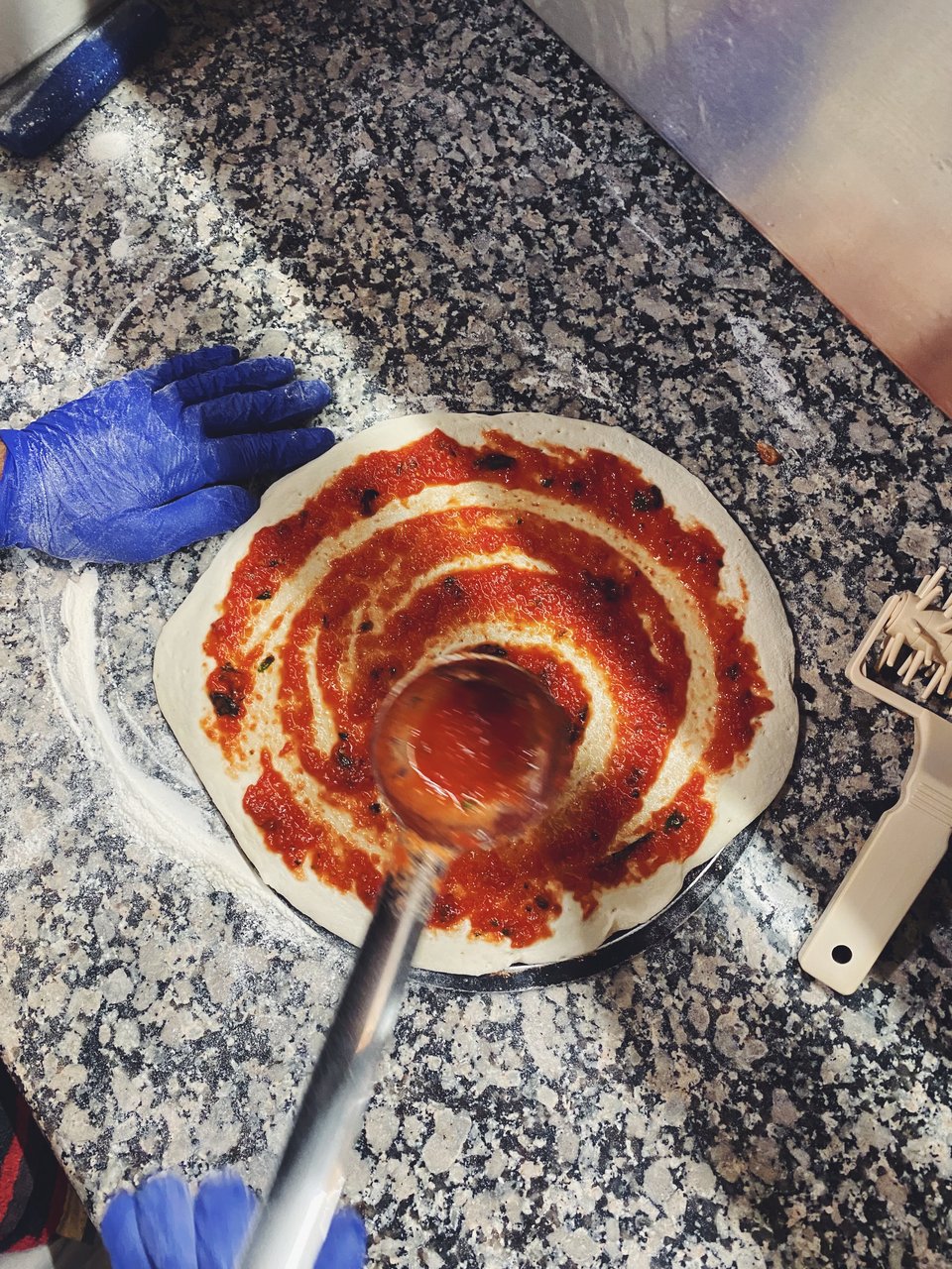 Η σάλτσα της πίτσας Flower είναι φτιαγμένη από ιταλικά ντοματίνια πομοντόρο και μυρωδικά. 