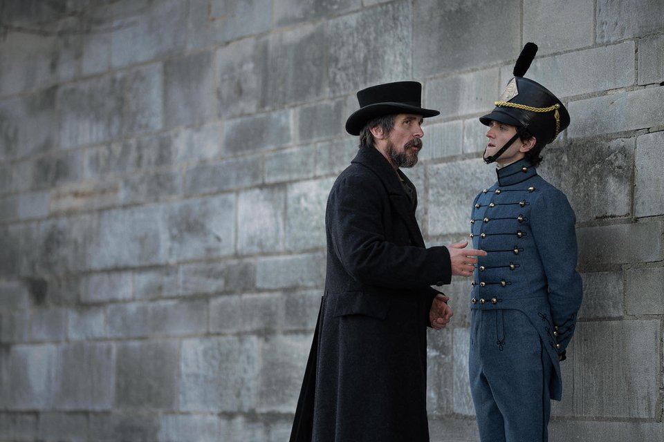 Christian Bale ως Augustus Landor, Harry Melling ως δόκιμος Edgar Allen Poe