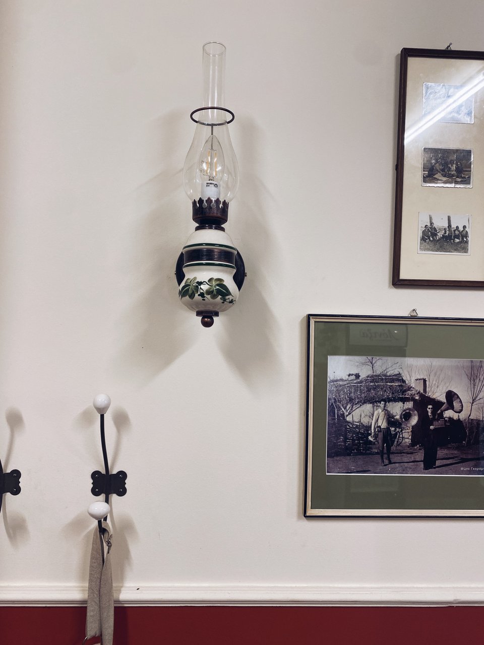 Λάμπες πετρελαίου στολίζουν τον τοίχο πλάι στα κάδρα με παλιές φωτογραφίες / Φωτογραφία: Μάνος Λειβαδάρος/iefimerida