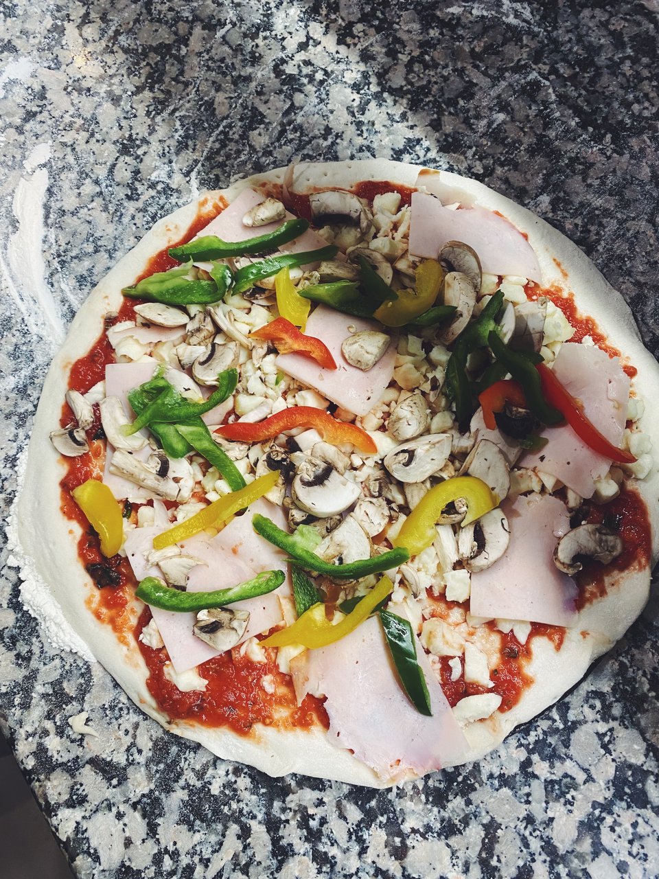 Η Pizza di Stefano είναι έτοιμη σε τρία λεπτά για να μπει στον φούρνο.