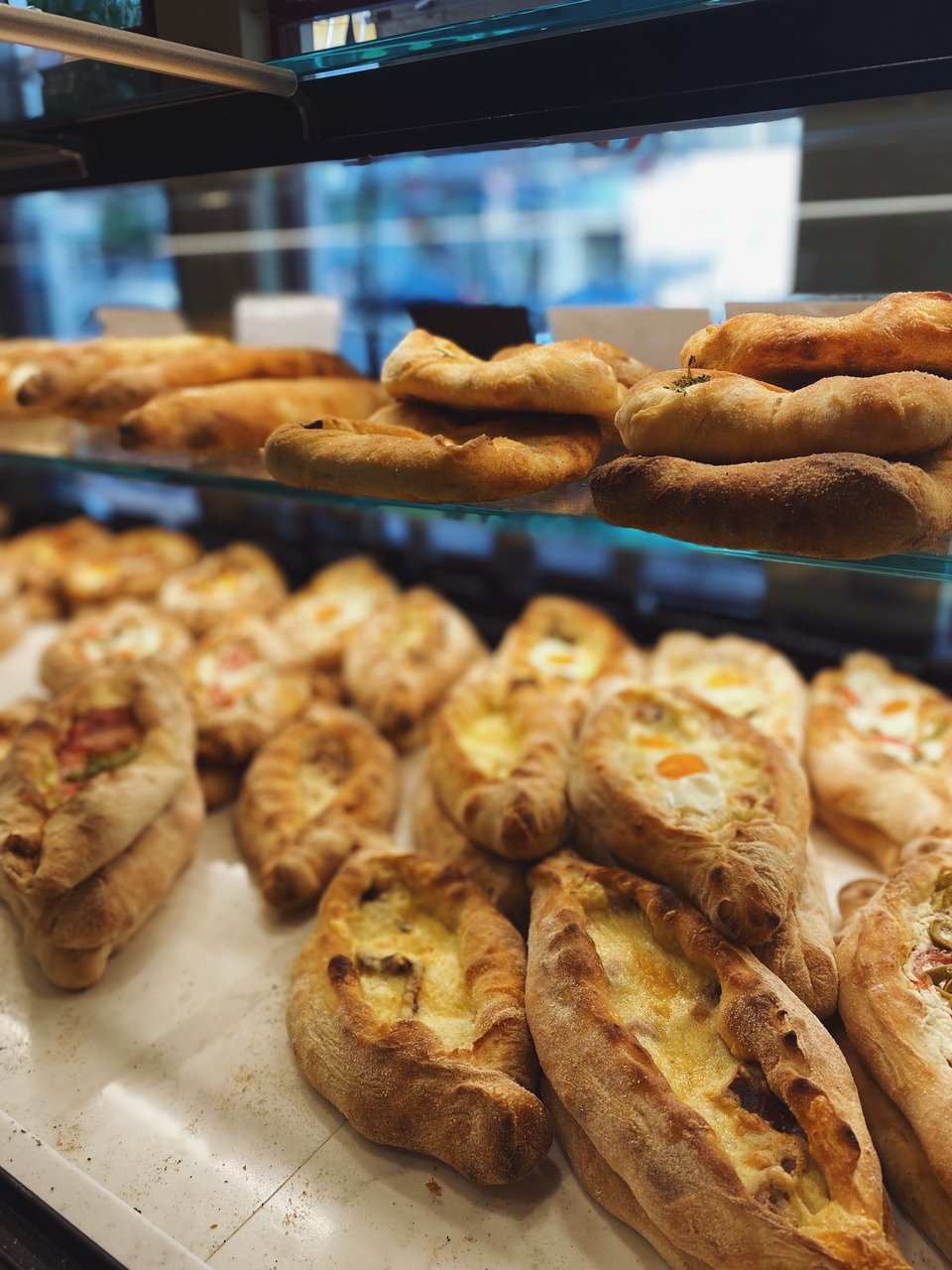 Η θερμαινόμενη βιτρίνα είναι γεμάτη με πεϊνιρλί σε μεγάλη ποικιλία, για κάθε γούστο.
