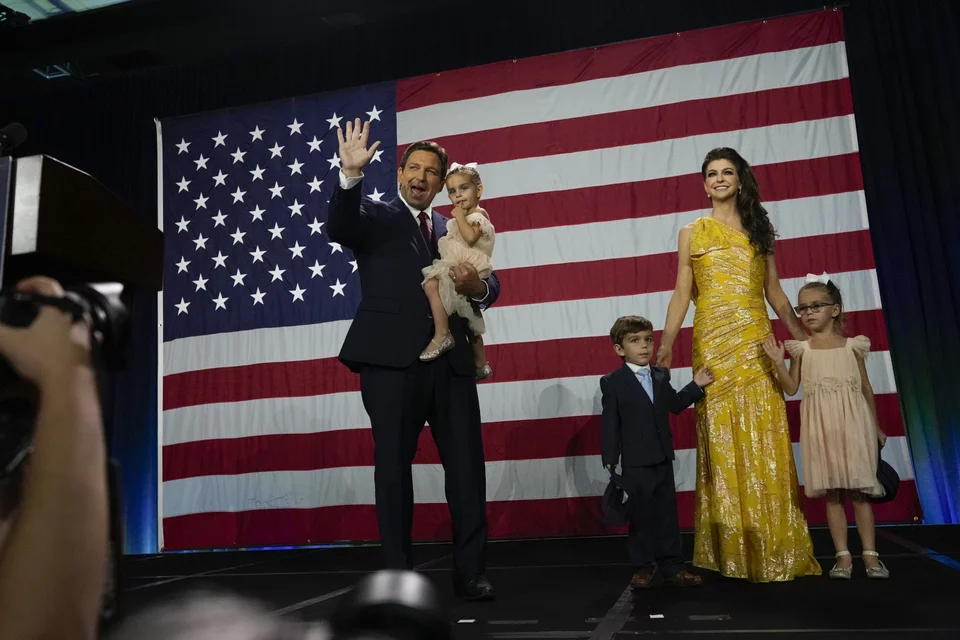 Ο Ρον και η Κέισι Ντε Σάντις με τα τρία παιδιά τους τη νύχτα των ενδιάμεσων εκλογών