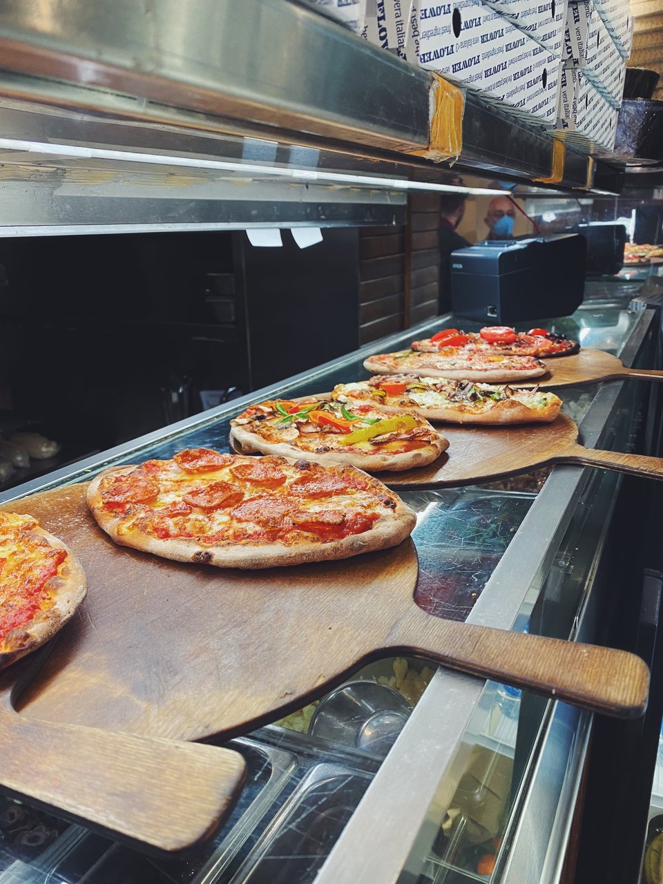 Ατομικές πίτσες στον πάγκο του Flower, μόλις έχουν βγει από τον φούρνο. 